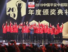 开云体育-夺冠队员集体喜笑颜开，庆祝胜利的简单介绍