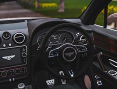 开云APP-烈焰争锋，爱德华兹在F1年度争冠之夜点燃赛场