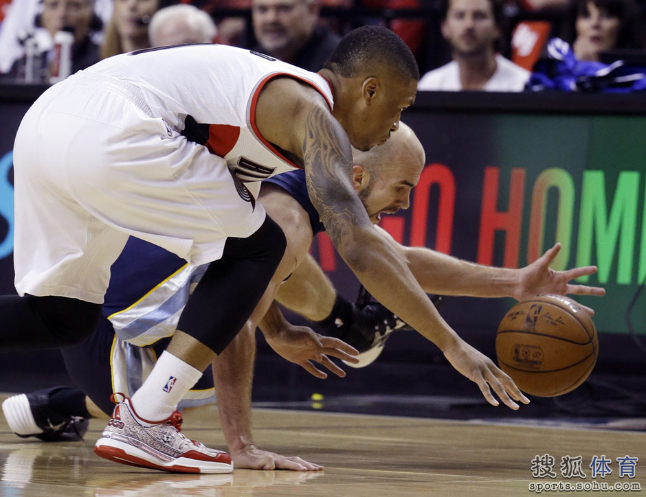 开云下载-关于广东队碾压灰熊，利拉德状态火热的信息