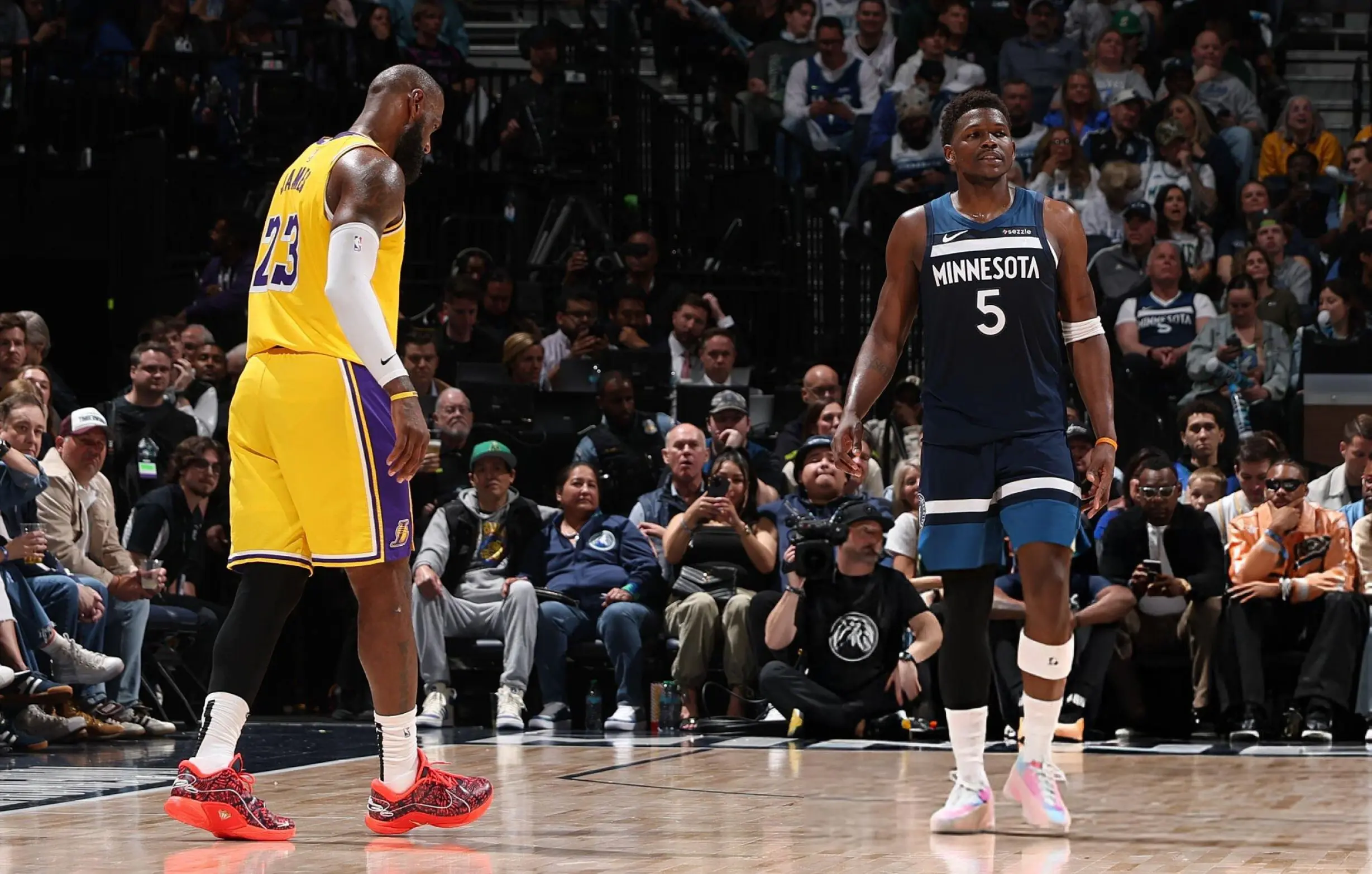 开云体育官方网站-NBA季后赛之夜，詹姆斯带动全队节奏